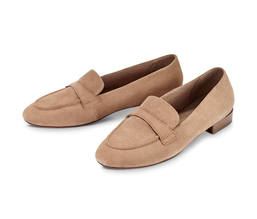 Deux loafers beiges en cuir velours posés sur un fond blanc.