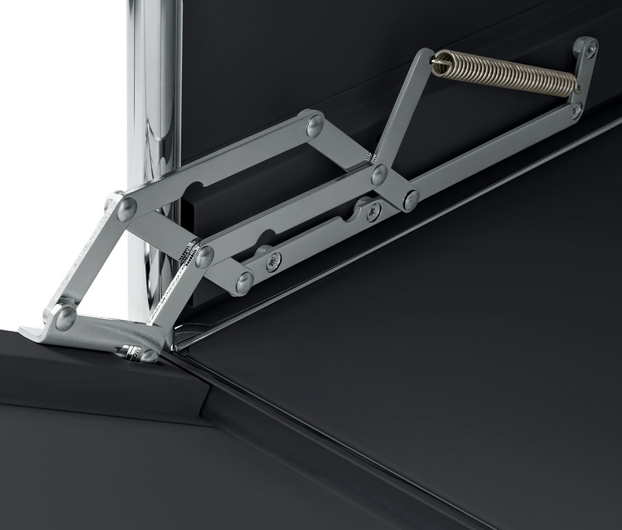 Détail du mécanisme à charnière du caisson en métal noir à roulettes « CN3 ».