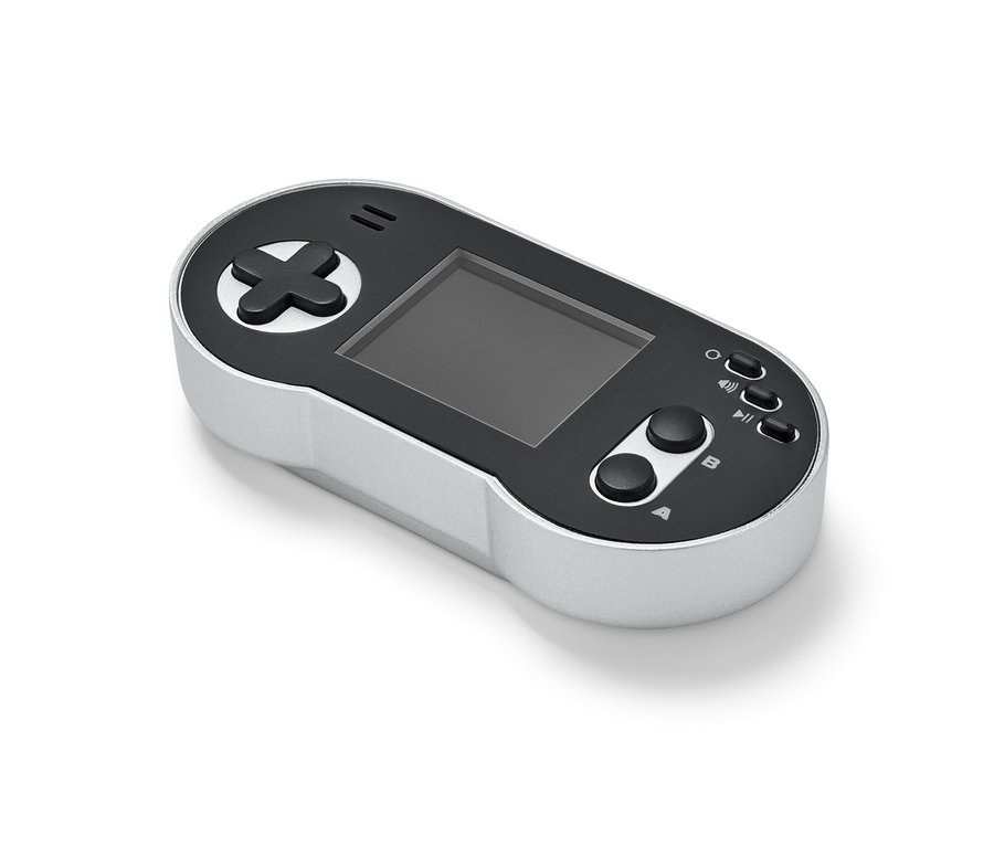 Une mini-console de jeux rétro grise est posée sur un fond blanc.
