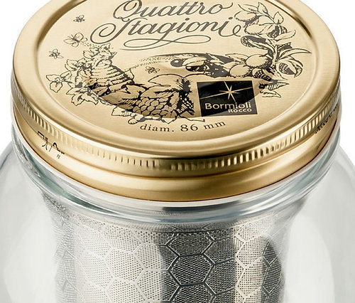 Gros plan d'un bocal pour infuser le café à froid « BrewJar » avec couvercle en métal.