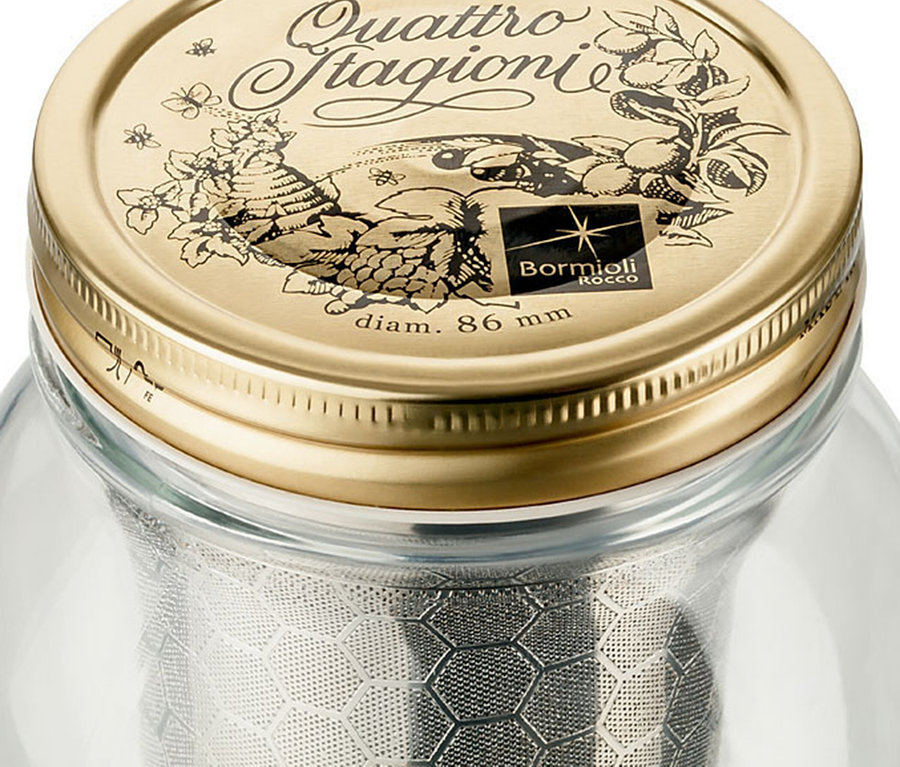 Gros plan d'un bocal pour infuser le café à froid « BrewJar » avec couvercle en métal.