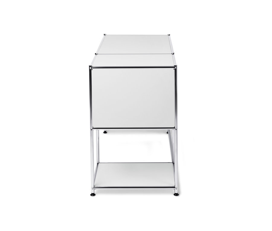 Détail du bureau en métal « CN3 » avec porte abattante, blanc.
