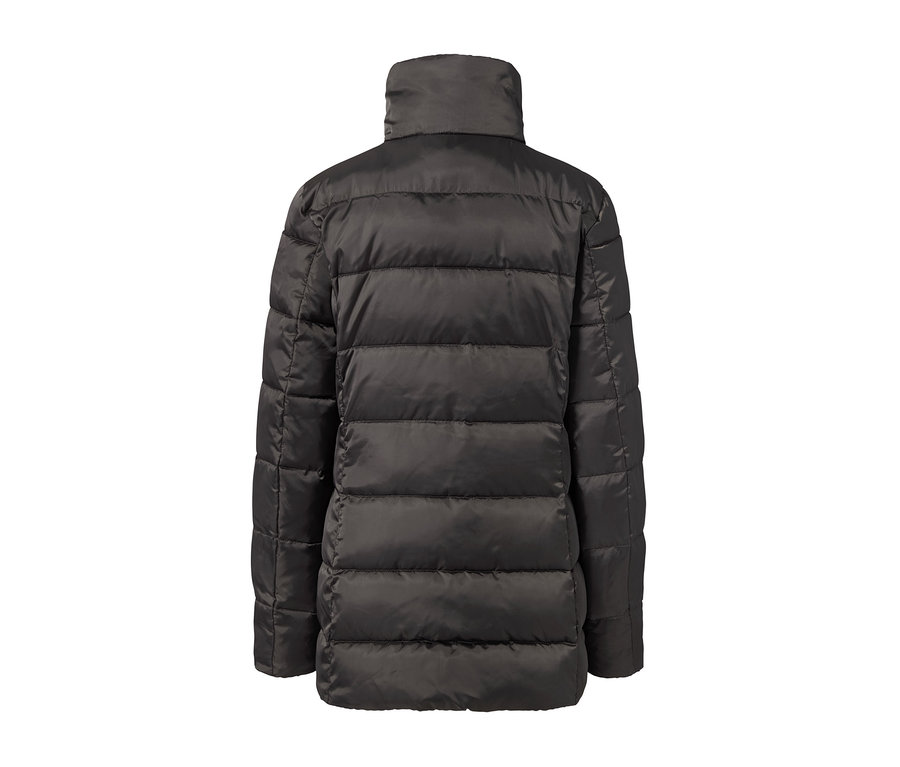Détail du dos d'une veste matelassée longue.
