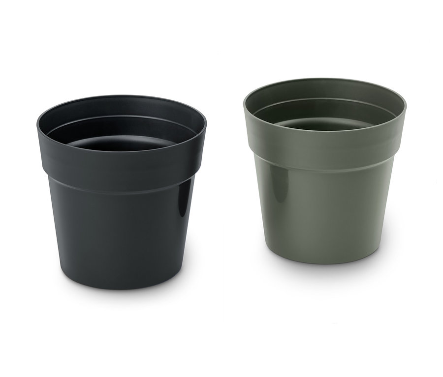 Deux cache-pots pour herbes, un noir et un vert.