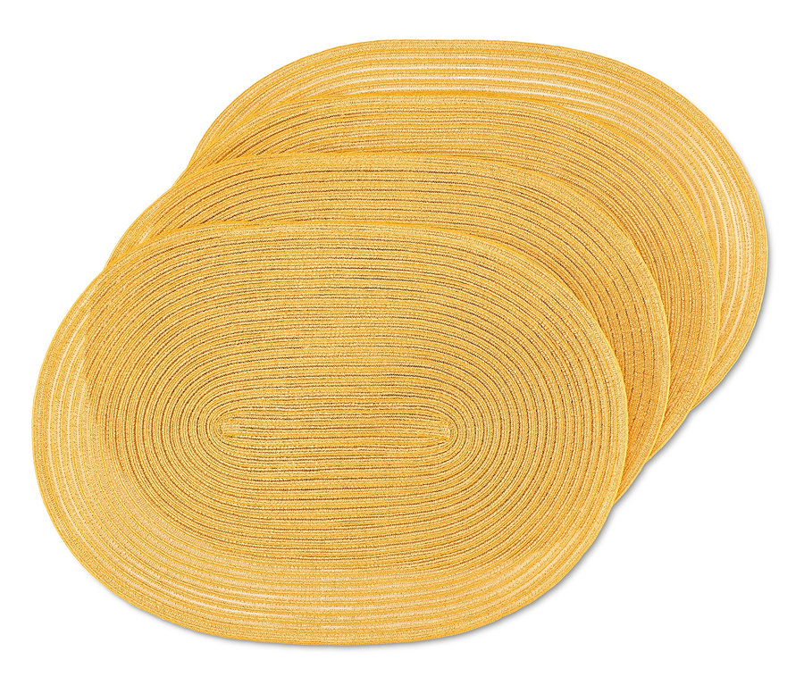 Quatre sets de table ovales.