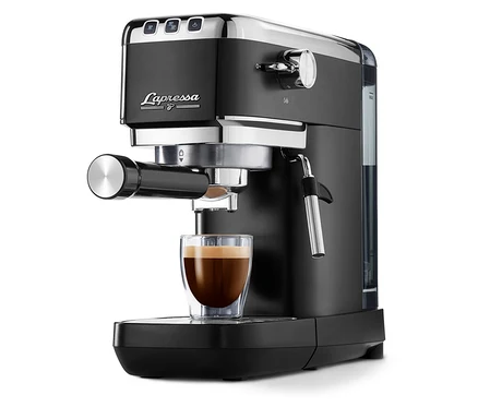 Machine à expresso noire avec une tasse de café.