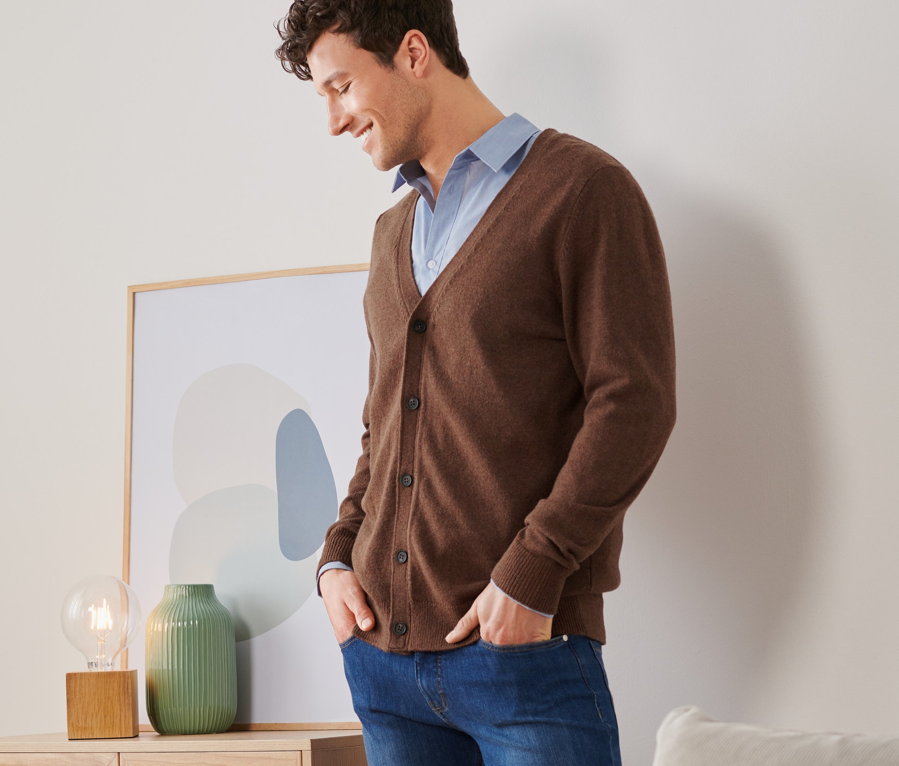 Homme portant un cardigan marron.