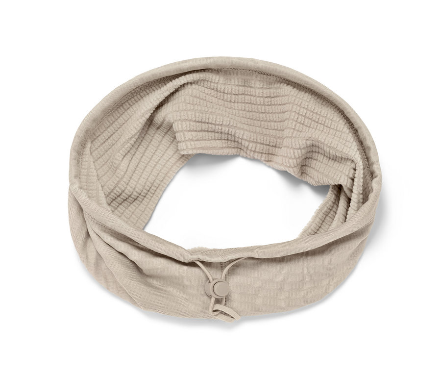 Un foulard thermique multifonction marron clair.