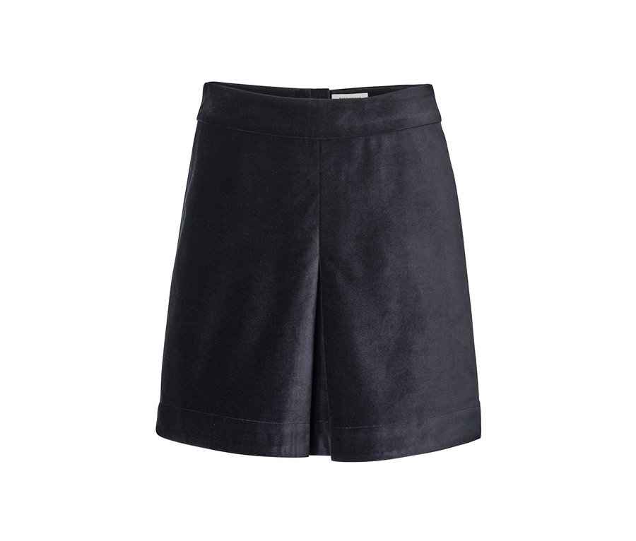 Une jupe courte en velours noire.