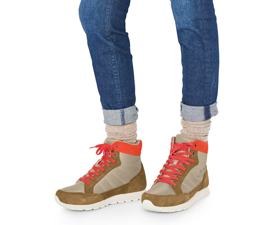 Jambes en jean et chaussures de trekking.