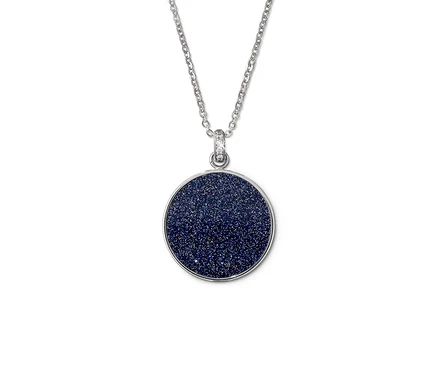 Chaîne argentée «
Ciel étoilé
» avec un pendentif rond bleu foncé.