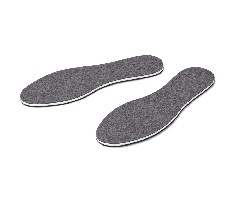 Une paire de semelles intérieures thermiques sur fond blanc.