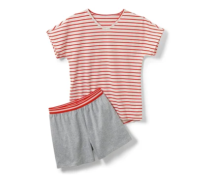 Pyjama court pour enfant avec des rayures rouges et un short gris.