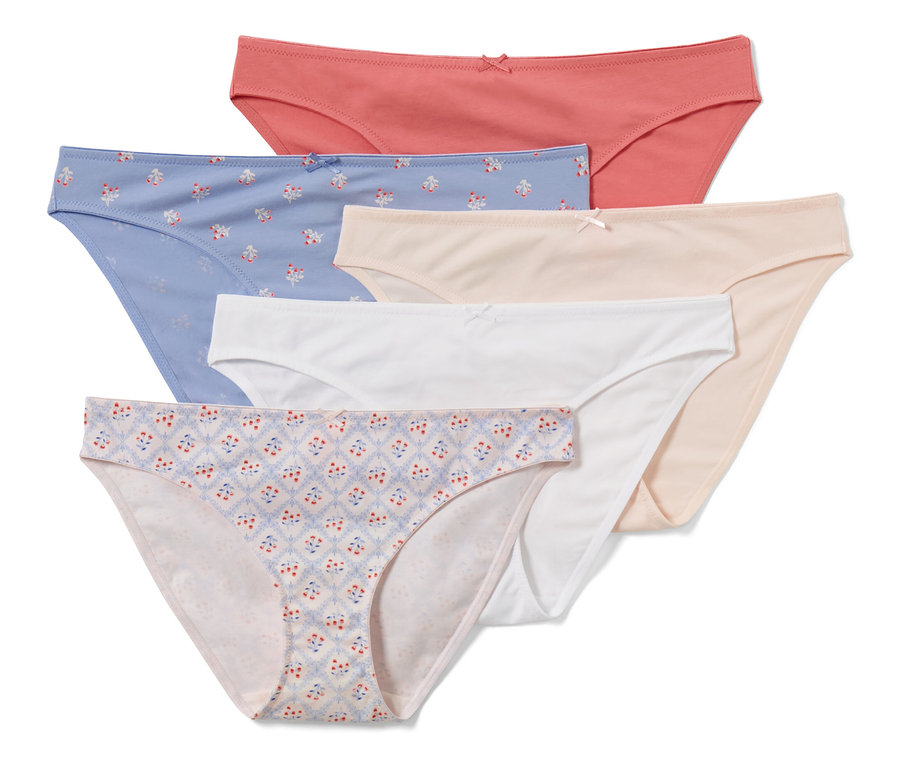 Cinq slips de différentes couleurs et motifs empilés les uns sur les autres.