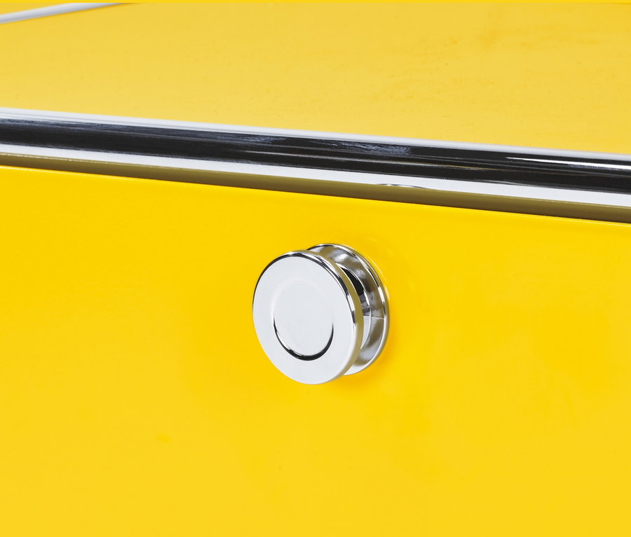 Détail d'un meuble bas en métal « CN3 » jaune avec tiroirs.