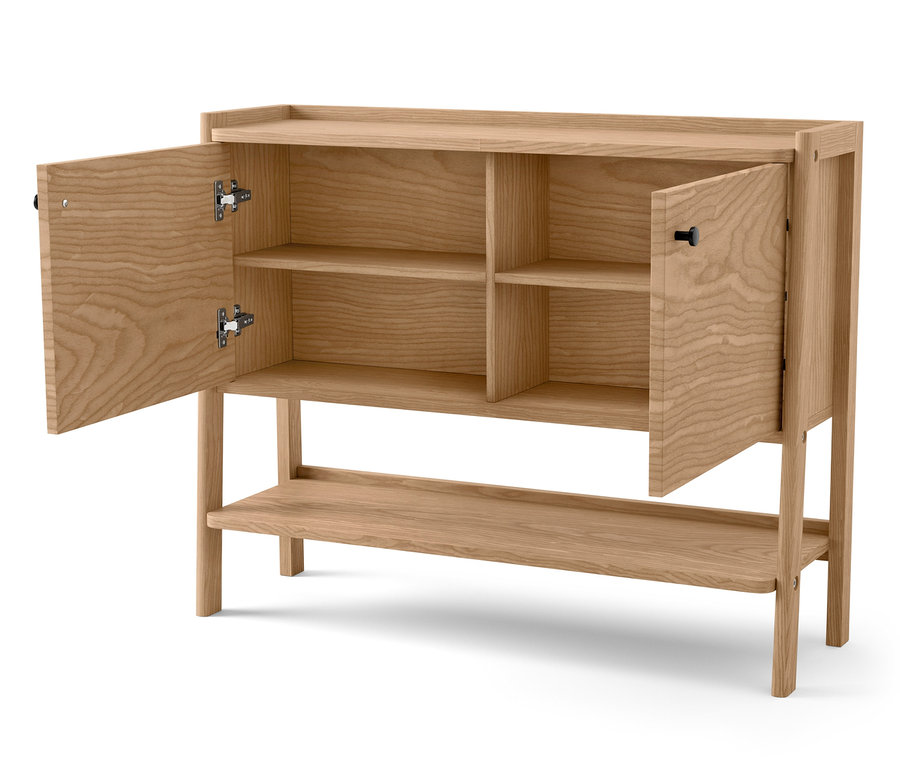 Buffet en bois ouvert avec des étagères.