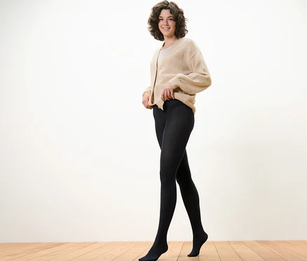 Femme ajustant une paire de collants fins noirs 80 DEN.