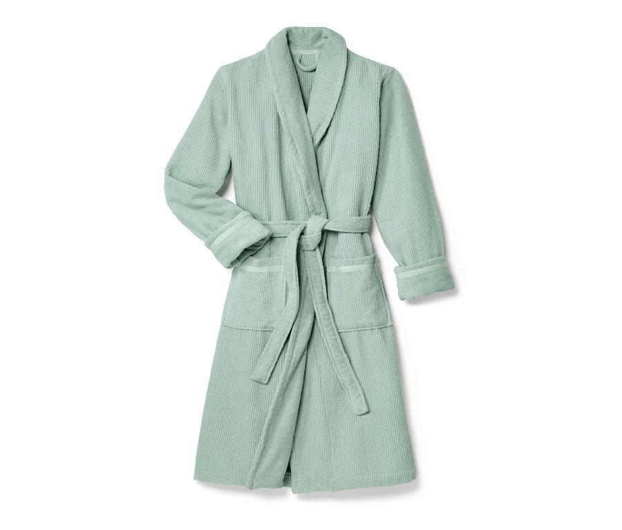 Un peignoir pour femme vert clair avec une ceinture.
