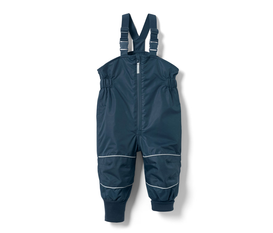 Un pantalon imperméable bleu marine pour tout-petit avec une bavette et des éléments réfléchissants.