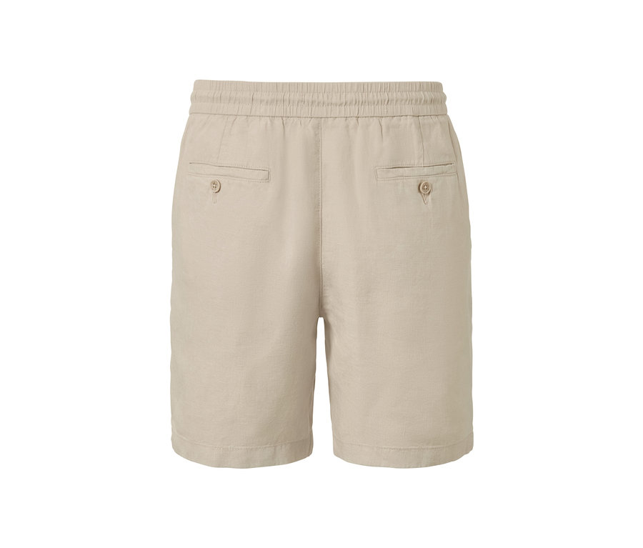 Short beige en lin avec deux poches boutonnées à l'arrière.