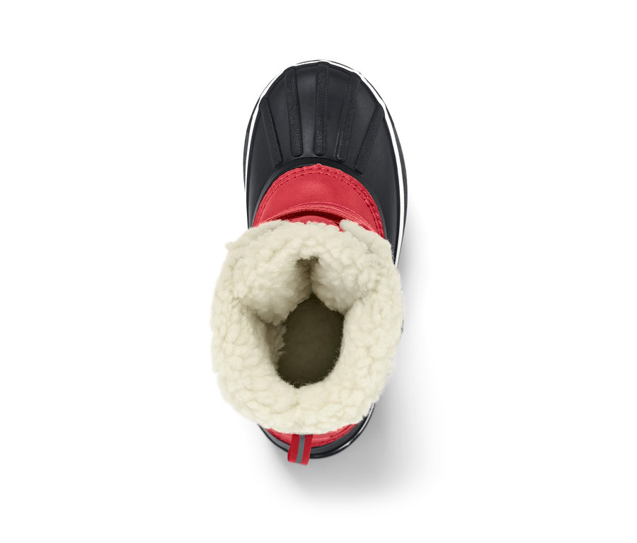 Gros plan sur une botte rouge pour enfant, adaptée à tous les temps.