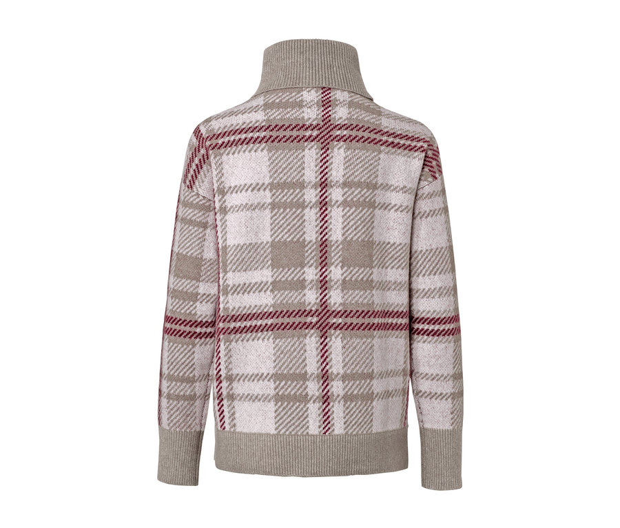 Gros plan sur un pull en maille à col roulé avec un motif à carreaux.