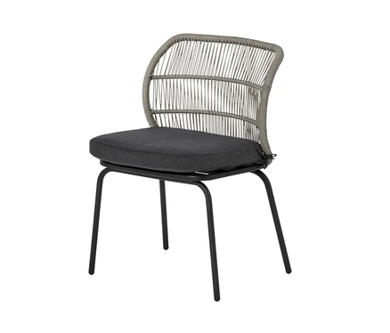 Une chaise avec tressage textile et coussin d'assise foncé sur fond blanc.