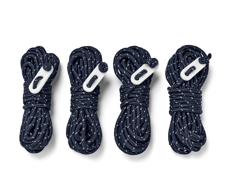 Quatre câbles de haubanage réfléchissants, enroulés et attachés, sont placés côte à côte sur un fond blanc.