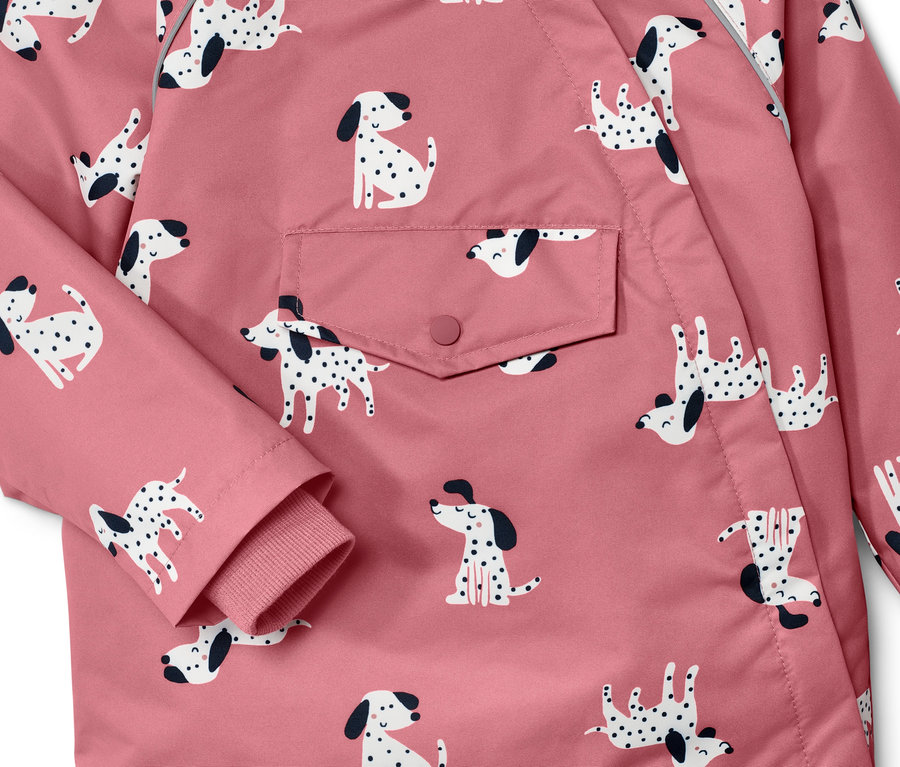 Détail d'une veste de pluie thermique pour enfant avec un motif de chien.