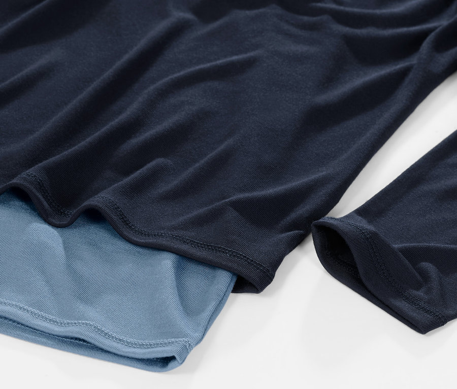 Gros plan sur un t-shirt de sport 2 en 1 bleu.