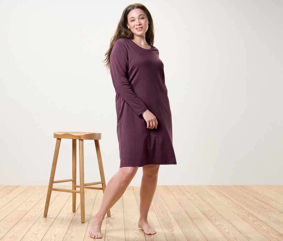 Femme posant en chemise de nuit.
