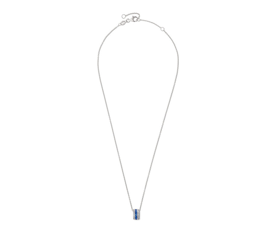 Chaîne en argent avec un pendentif bleu et blanc.