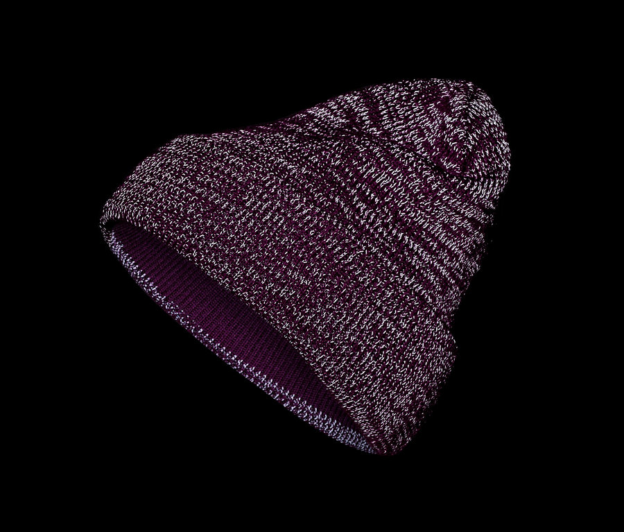 Gros plan d'un bonnet en maille violet.