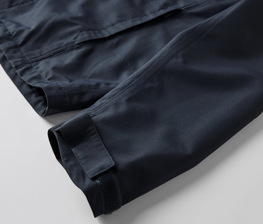 Gros plan sur un parka technique montrant la manche et une poche.