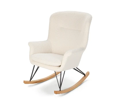 Chaise à bascule en tissu bouclette sur fond blanc.
