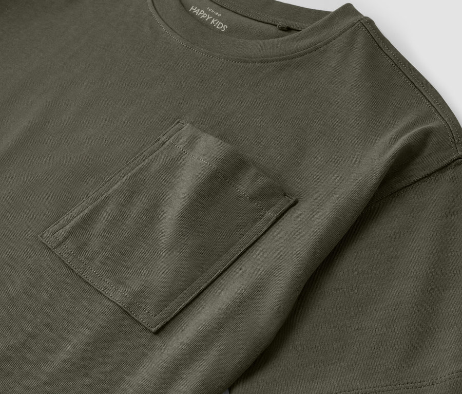 Gros plan sur un t-shirt kaki pour enfant avec poche et épaules tombantes.