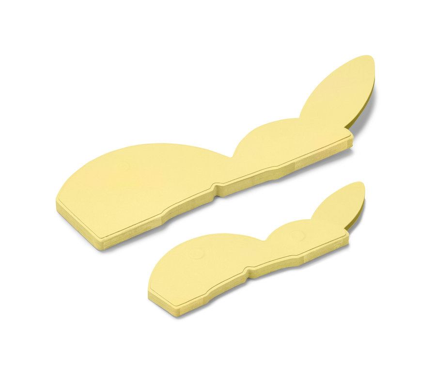 Deux lapins de Pâques en papier sur fond blanc.