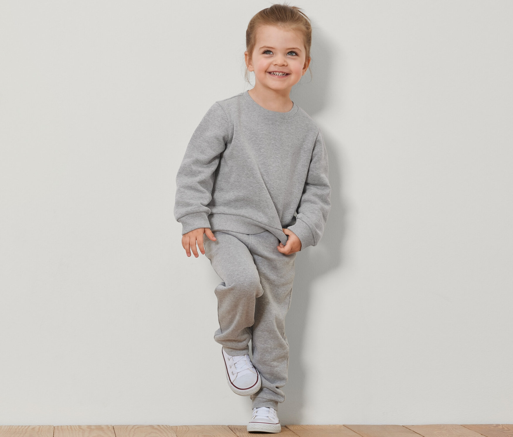 Une fille souriante appuiyée contre un mur dans un ensemble gris 2
Sweatshirts pour enfant avec intérieur gratté.