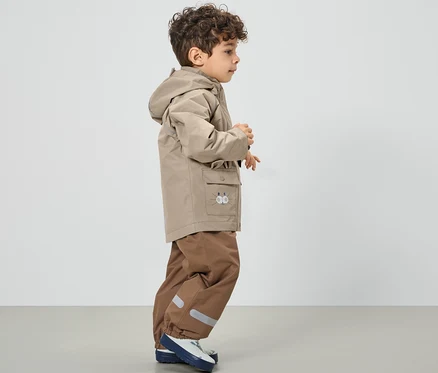 Garçon portant une veste de pluie marron pour enfant.