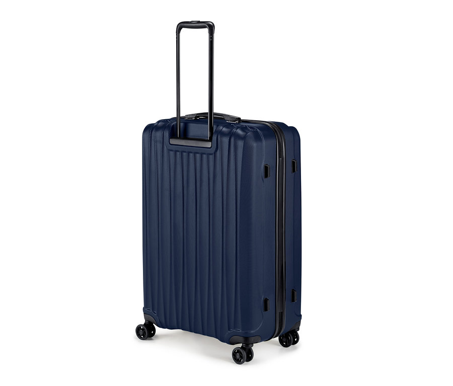 Gros plan d'un grand ensemble de valises rigides.