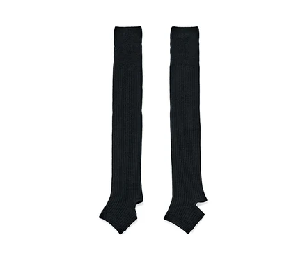 Deux jambières noires.