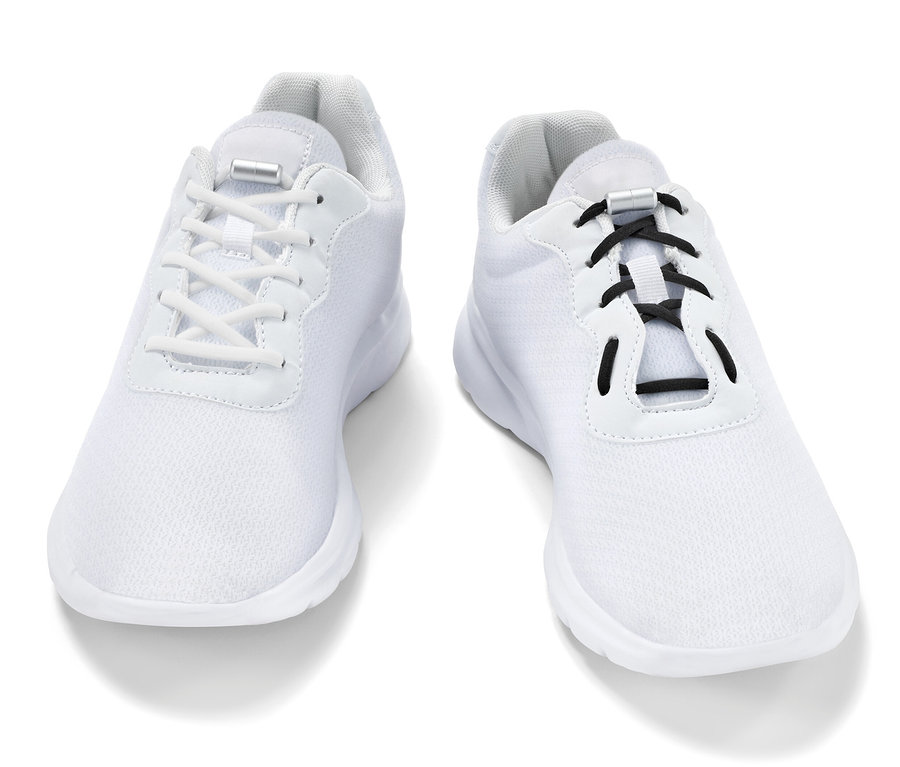 Deux baskets blanches avec des lacets élastiques.