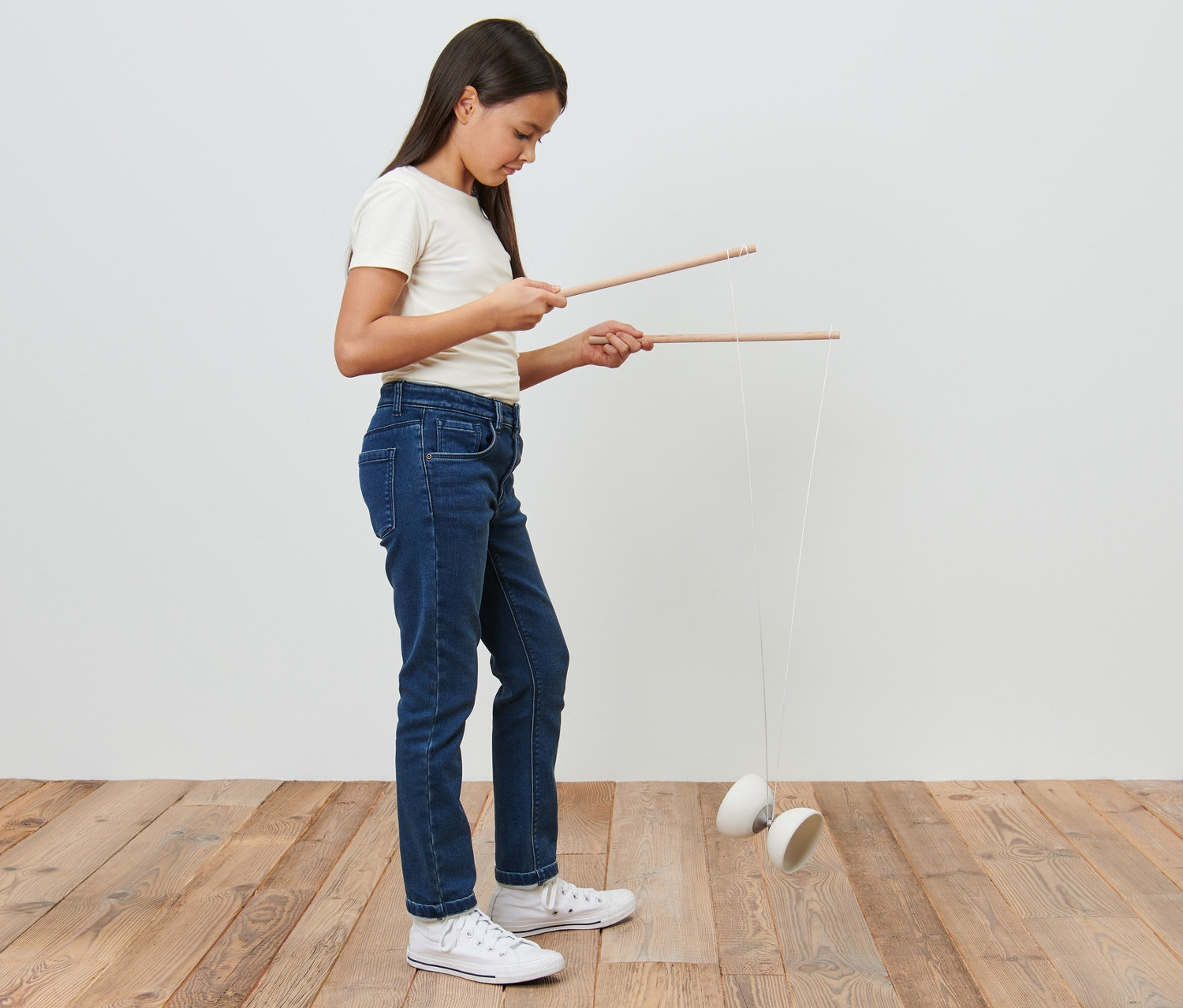 Une fille joue avec un diabolo « Glow in the dark ».