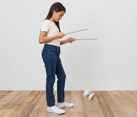 Une fille joue avec un diabolo « Glow in the dark ».