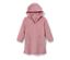 Poncho rose en tissu éponge pour enfant avec capuche et poche sur fond blanc.