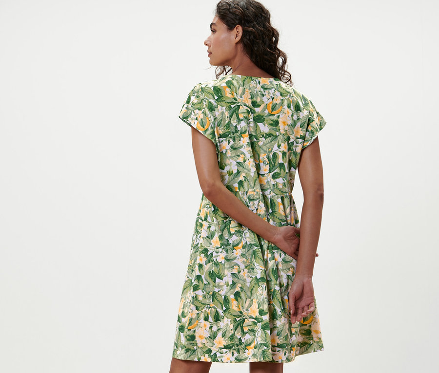 Femme posant dos à la caméra portant une robe en jersey imprimée.
