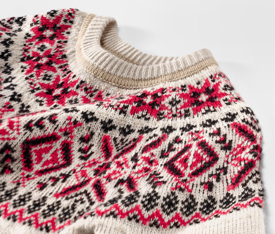 Gros plan sur un pull norvégien pour enfant.