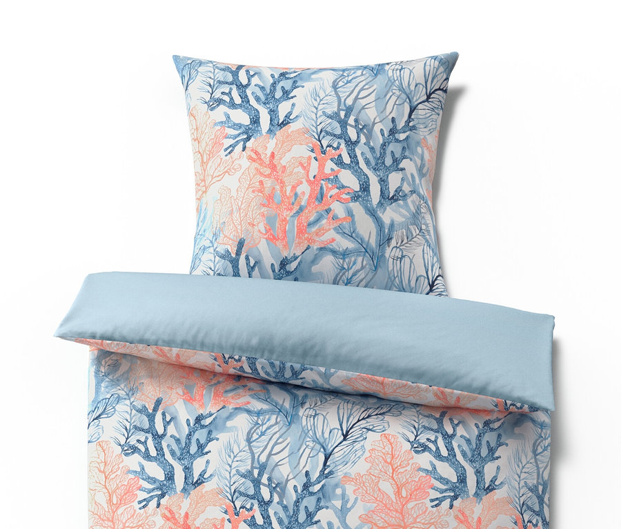 Parure de lit en renforcé de taille standard avec motif de coraux et bordure bleue.