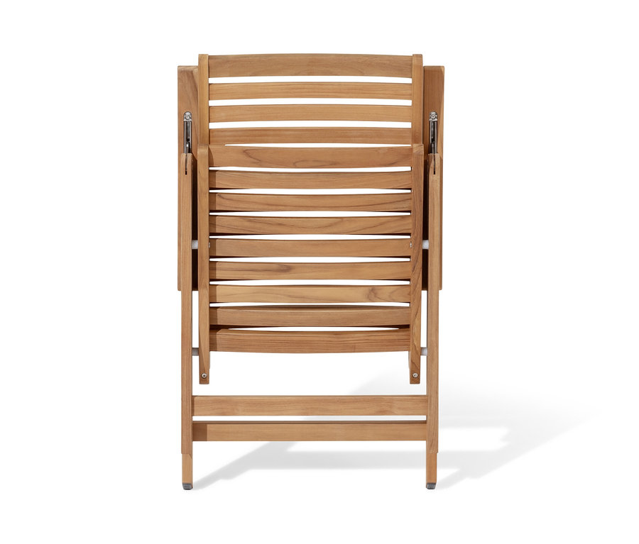 Chaise haute en teck pliée avec dossier réglable.
