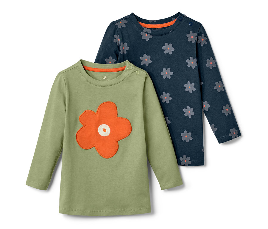 Deux t-shirts à manches longues pour tout-petits : un vert olive avec une fleur orange et un bleu marine avec un motif floral.